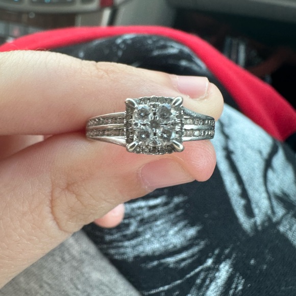 Engagement ring - Picture 3 of 3